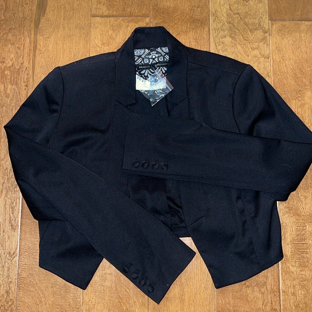 White House Black Market cropped blazer￼